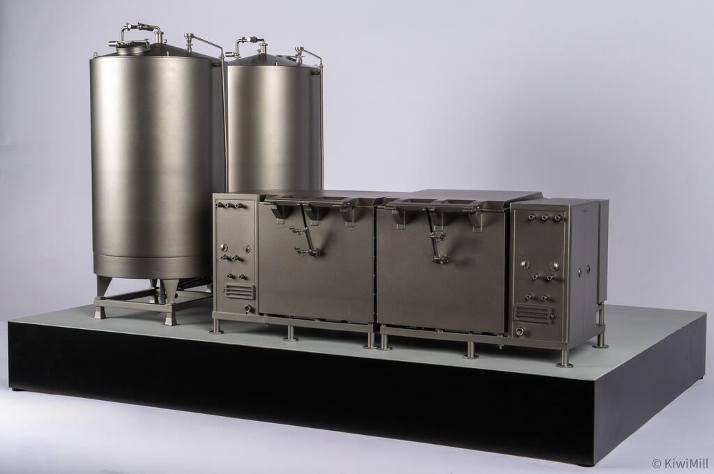 Low rear view of the cook tank with lid hinge arms and vent grilles, the two water tanks standing at left